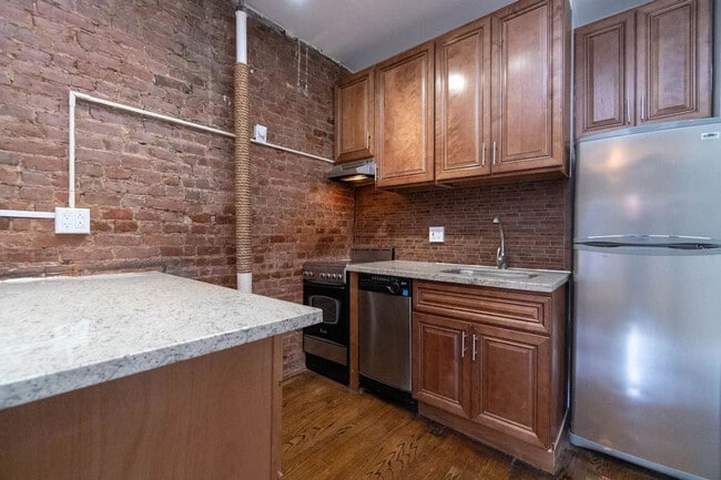 Building Photo - 156 W 15th St