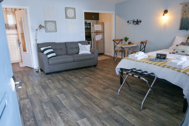 Studio Space, small but efficient - 803 Hillview Heights