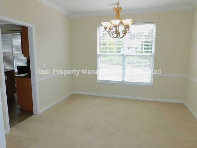 Foto del edificio - 4706 Ridge Fall Rd