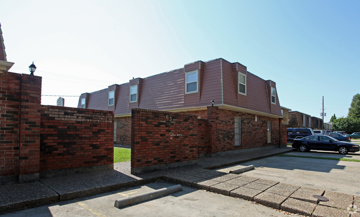 Building Photo - 637 Farmington Pl