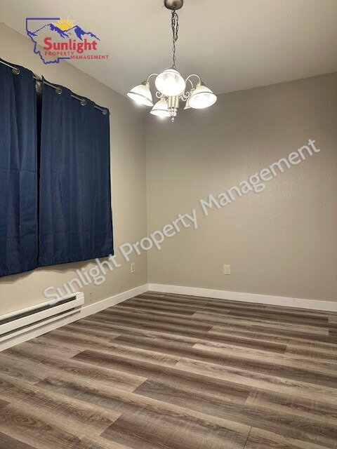 Building Photo - 2 Bed 1 Bath Upstairs Apartment