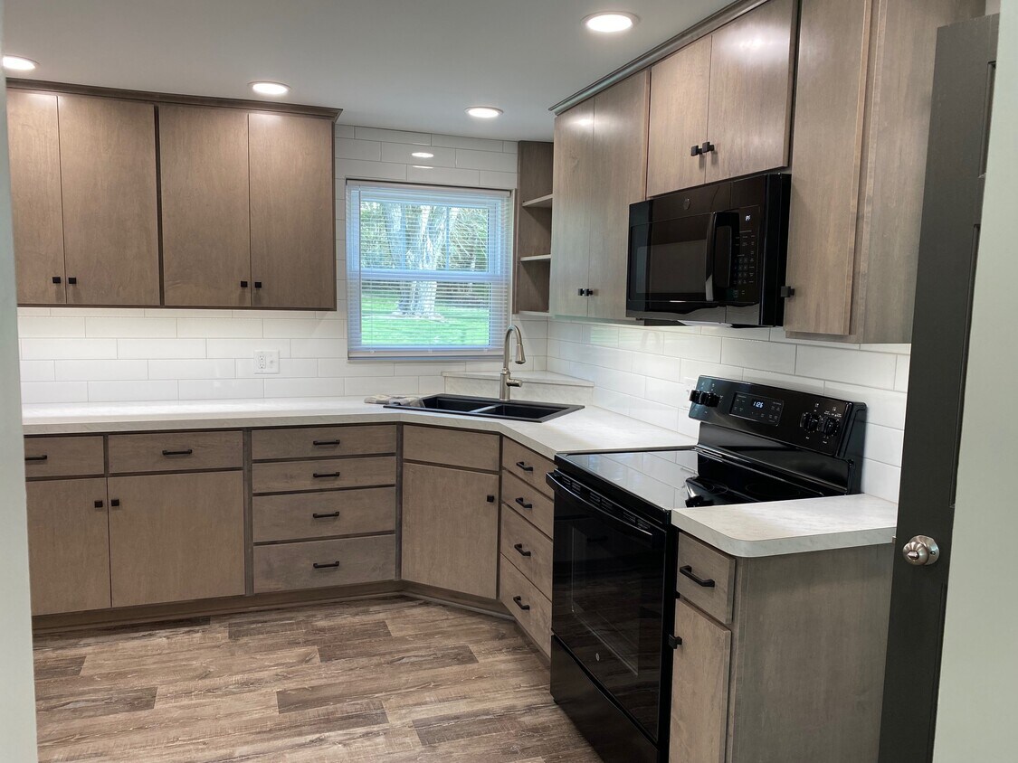 1021 Bachtel St SE, North Canton, OH 44720 House Rental in North