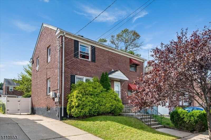 Primary Photo - 168 Lawrence St