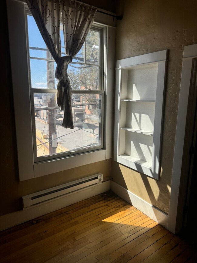 Building Photo - Incredible Location in the Heart of Downto...