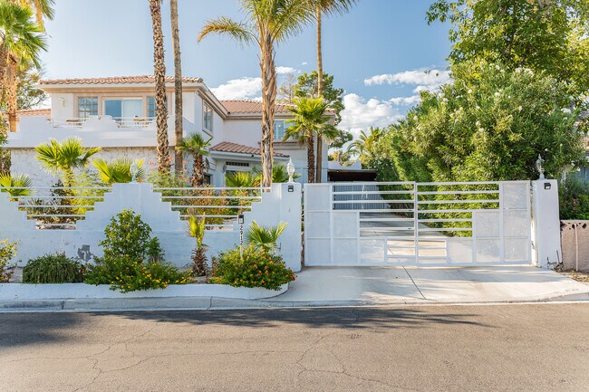 Building Photo - 2912 La Mesa Dr