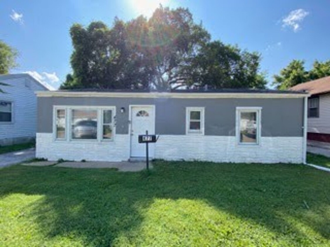 Primary Photo - 477 Mueller Ave