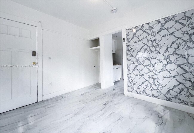 Foto del edificio - 225 NE 56th St