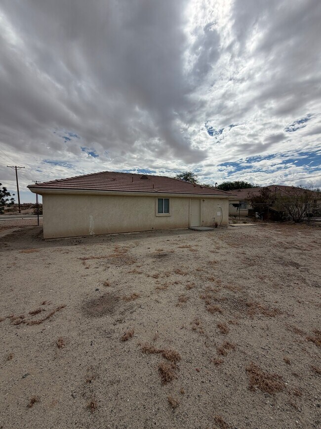 Building Photo - 1332 Persimmon Ave
