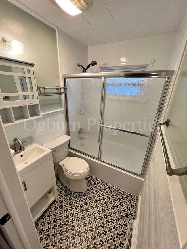 Building Photo - 208 Willow Creek Rd-2BR/1BA-Kernersville H...
