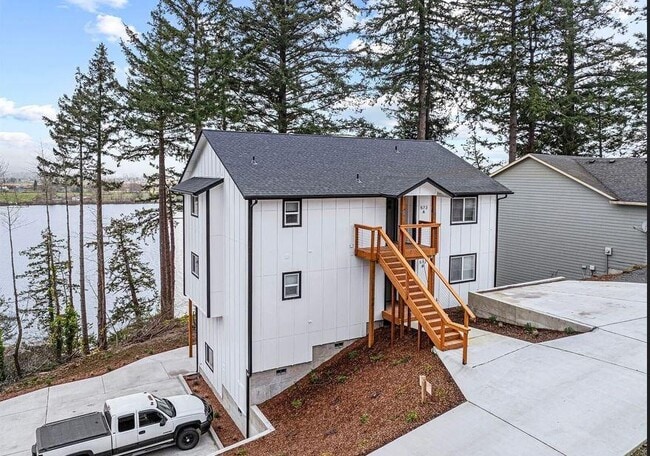 Building Photo - 572 Columbia St