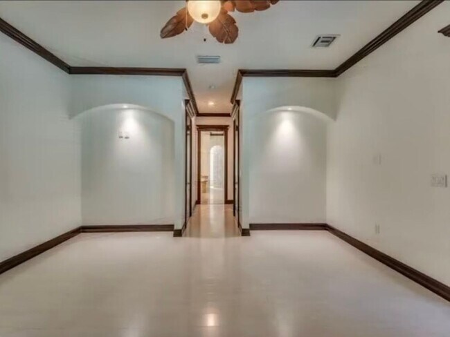 Building Photo - 4 Bedroom, 2 living rooms, 4 full baths, w...
