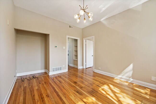 Foto del edificio - 2242 N Western Ave
