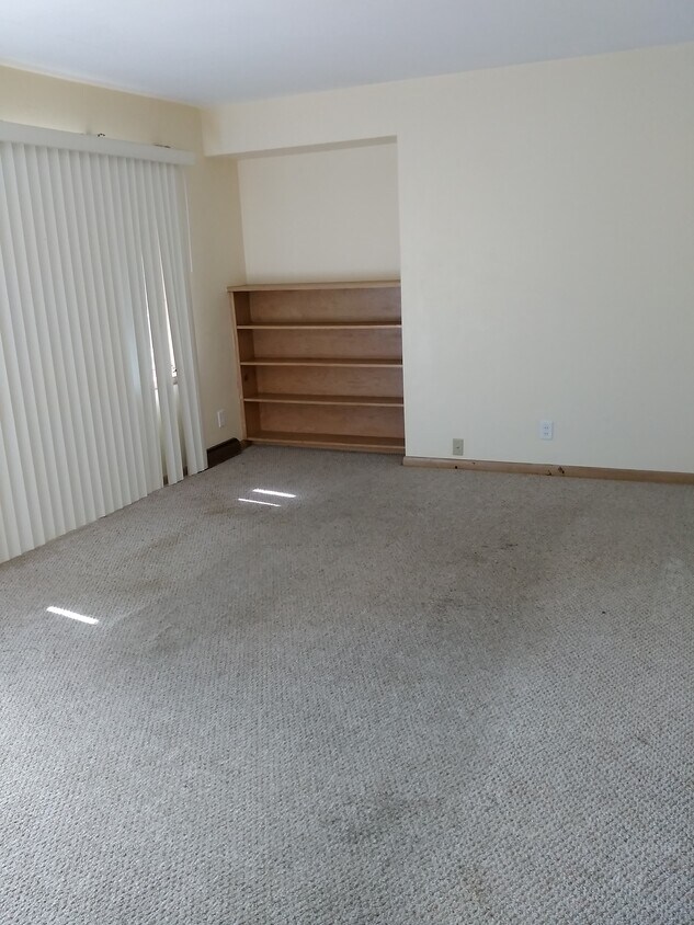 828 Royal Ave Unit 1, Rockford, IL 61101 Apartments in Rockford, IL