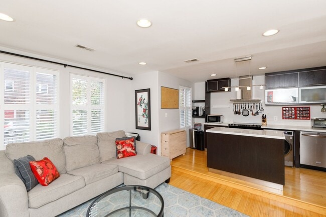 Foto del edificio - Bright One Bed Trinidad Rental Condo: Mode...