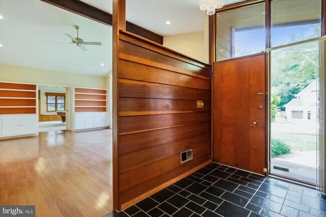 Building Photo - 1703 Woodman Dr