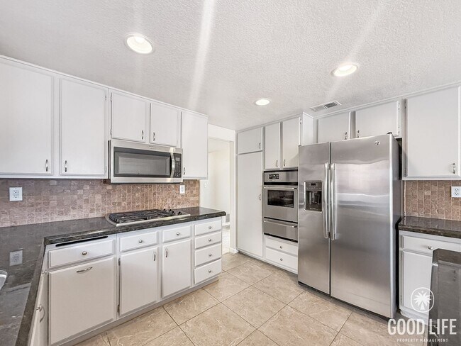 Building Photo - Beautiful 4B/2.5BA House in Vista w/ Attac...