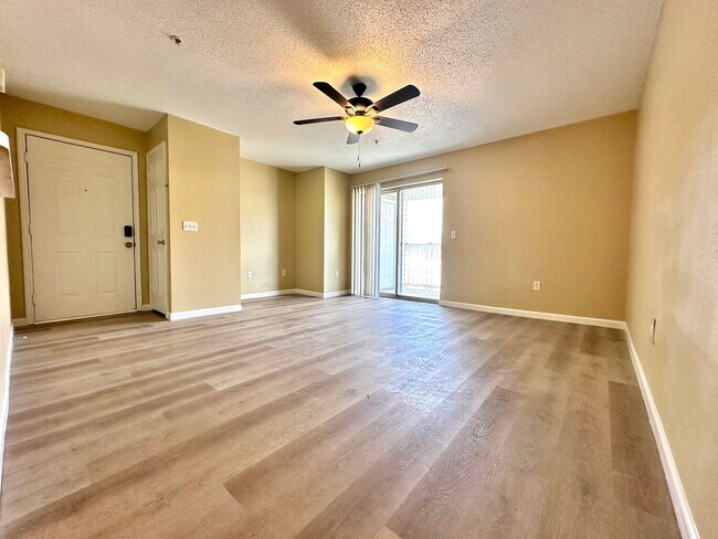Building Photo - Newly Renovated Third Floor 1B/1B Unfurnis...