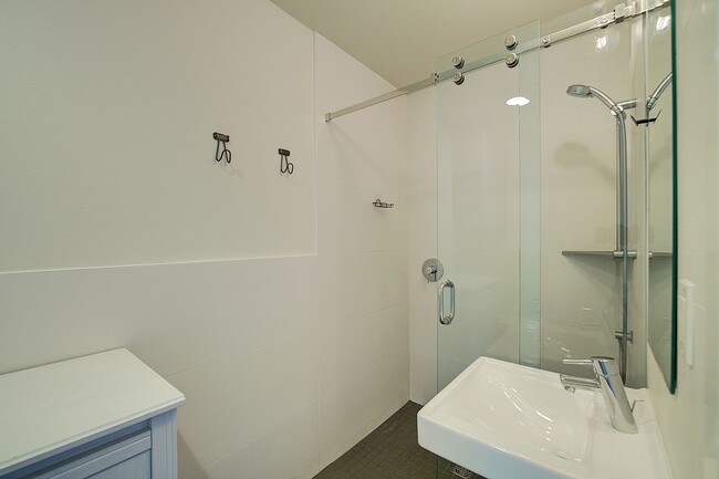 Building Photo - 3Bd/1.5Ba Seattle Townhouse