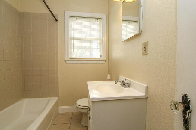 Building Photo - 758 Acosta St