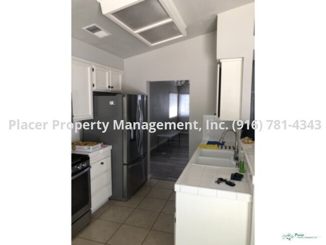 Building Photo - Single story 4 bedroom 2 bath 3 car garage...
