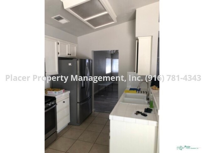 Foto del edificio - Single story 4 bedroom 2 bath 3 car garage...
