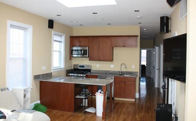 Building Photo - 148 Hillside St