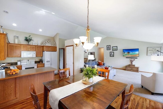 Building Photo - 715 E Westcrest Rd