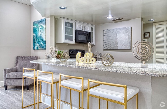 OFFICE-CASA CLUB DE ARRENDAMIENTO - Bridgewater Pointe Apartments