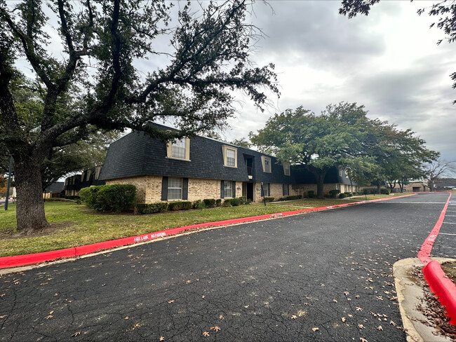 Exterior del apartamento con vista al roble - Oak View Apartments