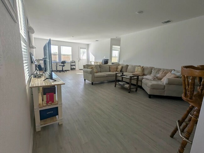 Foto del edificio - Room in Single Family Home on Repeating Wy
