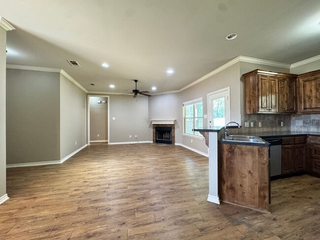 Building Photo - 939 Redbud Ln