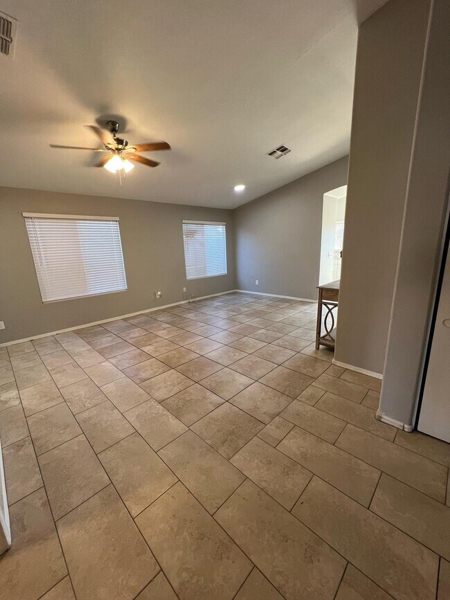 Building Photo - 10617 W Poinsettia Dr