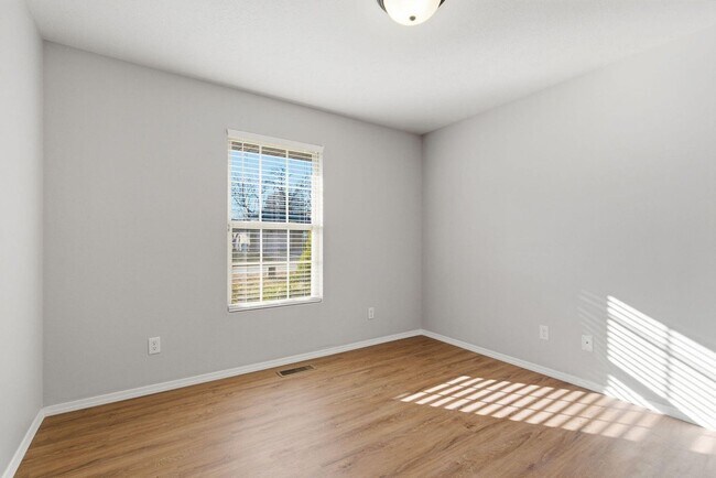 Foto del edificio - 4 Bed 2 Bath 3 car Garage in Republic MO