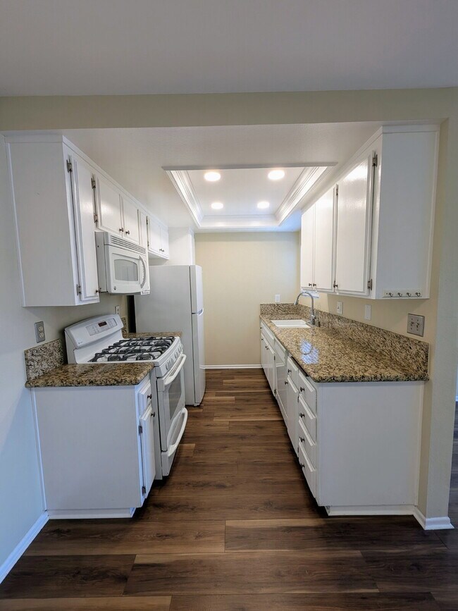 Foto del edificio - MOVE-IN READY – 1 BEDROOM CONDO IN GATED TUSTIN COMMUNITY (UNIT 70)