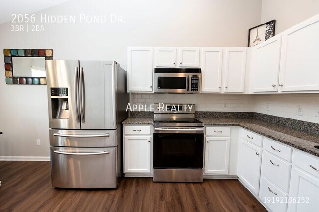 Foto del edificio - 2056 Hidden Pond Dr