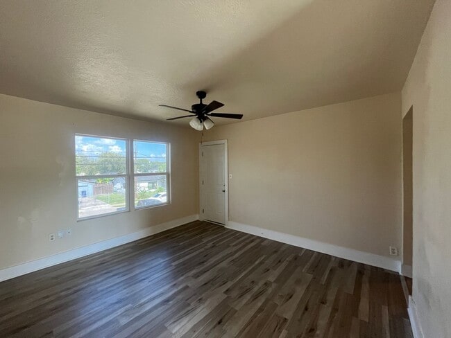 Building Photo - South Side Two Bedroom One Bath with Elect...