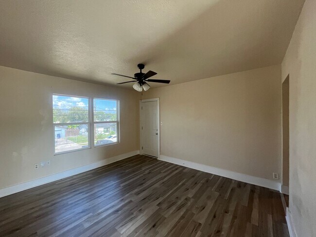 Foto del edificio - South Side Two Bedroom One Bath with Elect...