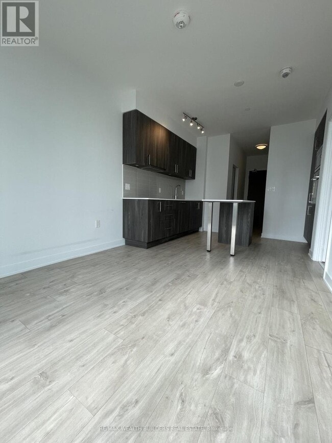 Building Photo - 576 Front St W