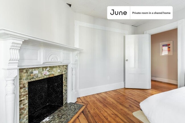 Building Photo - Private bedroom in 4 bed/1 bath Home