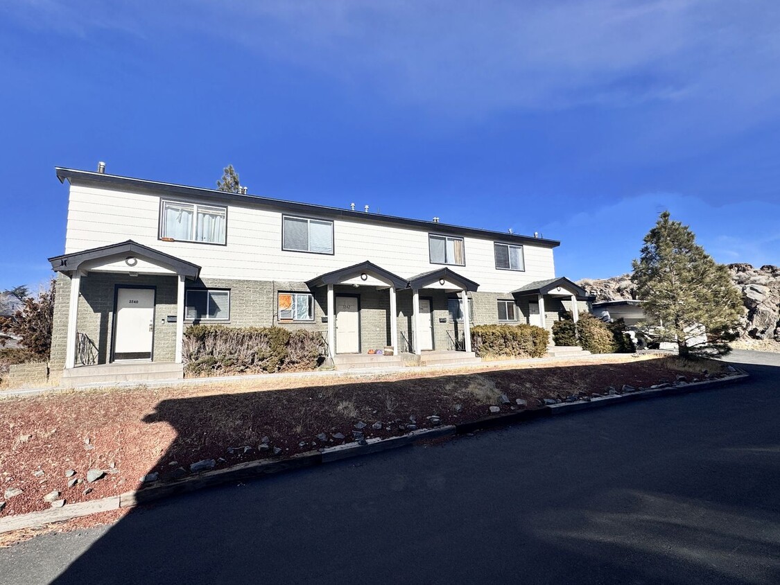 Foto principal - For Lease Near UNR - 2 Bed, 1.5 Bath with ...