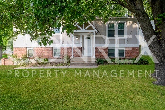 Foto principal - Charming 3 Bedroom with Fenced Backyard in...