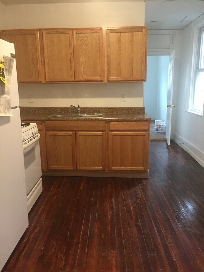 Building Photo - Available Now! 5 Bedroom 1.5 Bath House-Yo...