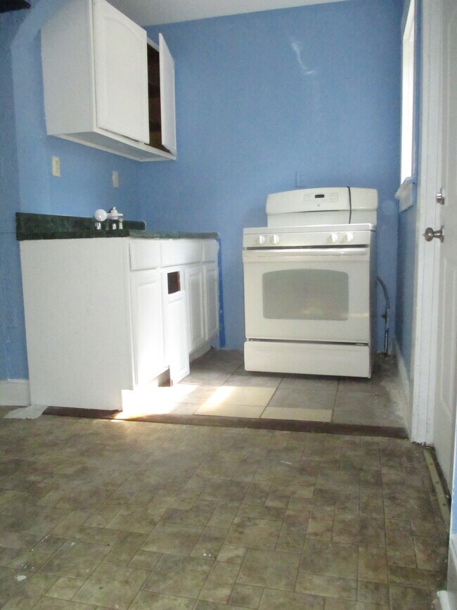 Building Photo - 142 N Pascack Rd