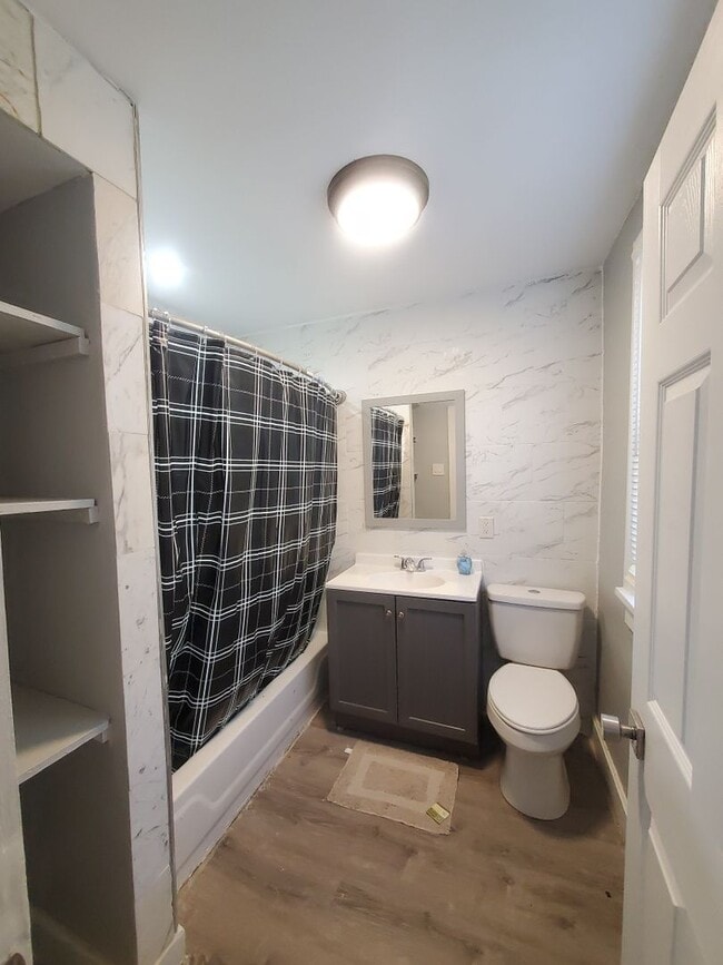 Building Photo - 2 BEDROOM SINGLE FAMILY