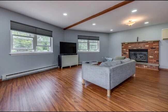 Foto del edificio - 644 Glen Circle Dr