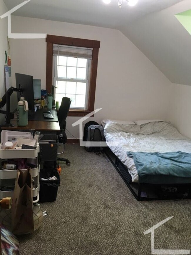 Building Photo - Best budget 3 bed you're gonna find!   Nea...