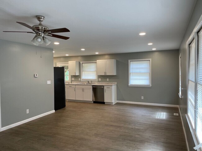 Foto del edificio - NEWLY RENOVATED 2 BED, 2 BATH HOME WITH GA...