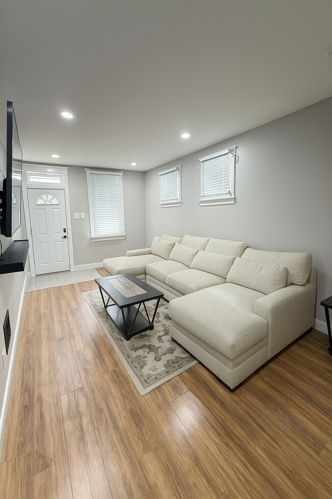 Foto del edificio - 5717 Lansdowne Ave