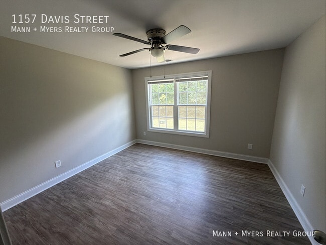 Building Photo - 1157 Davis St