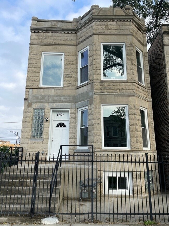 Building Photo - 1607 S Hamlin Ave
